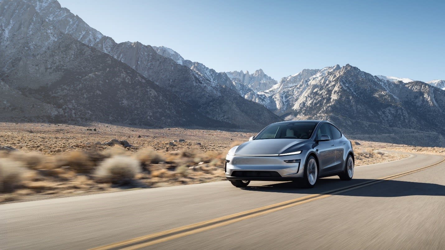 Tesla Model Y atualizado prateado numa estrada de montanha